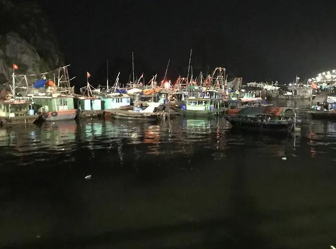 Homestay Cat Ba Fishing Village Bay House