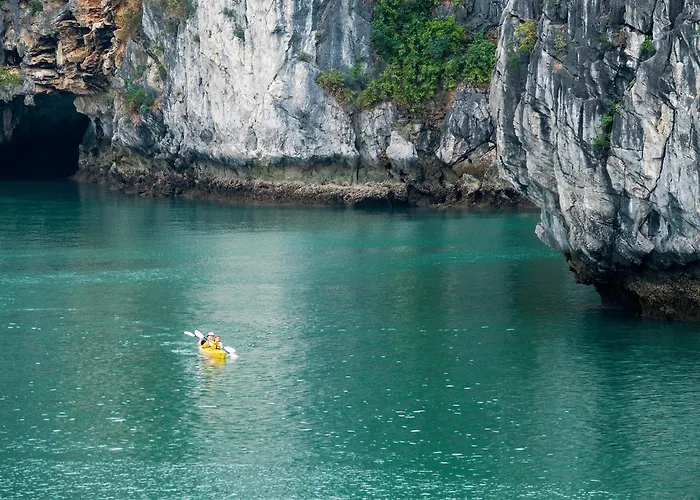 Cat Ba Fishing Village Bay House *